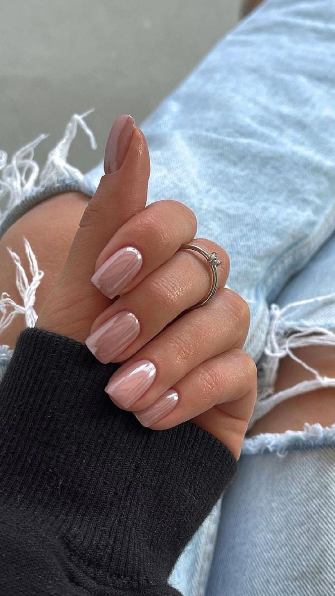 Short square nails with pink marble effect