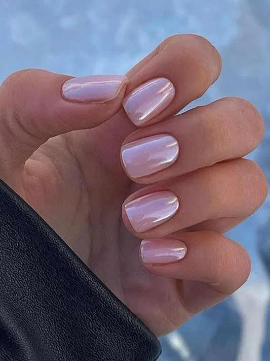 Short pearlescent nails with glossy finish