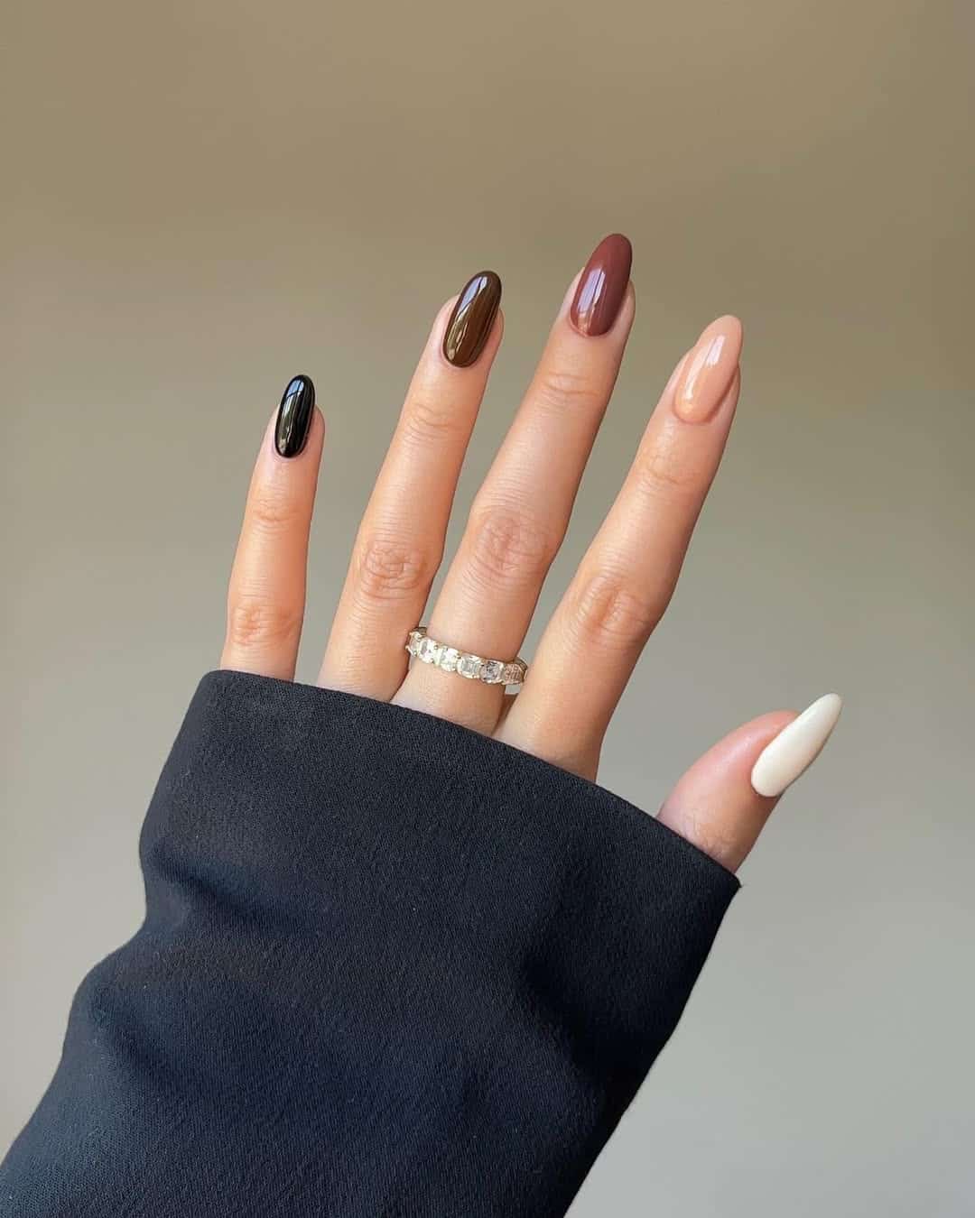 thanksgiving nails 2026, subtle christmas nails, simple, chic neutrals.