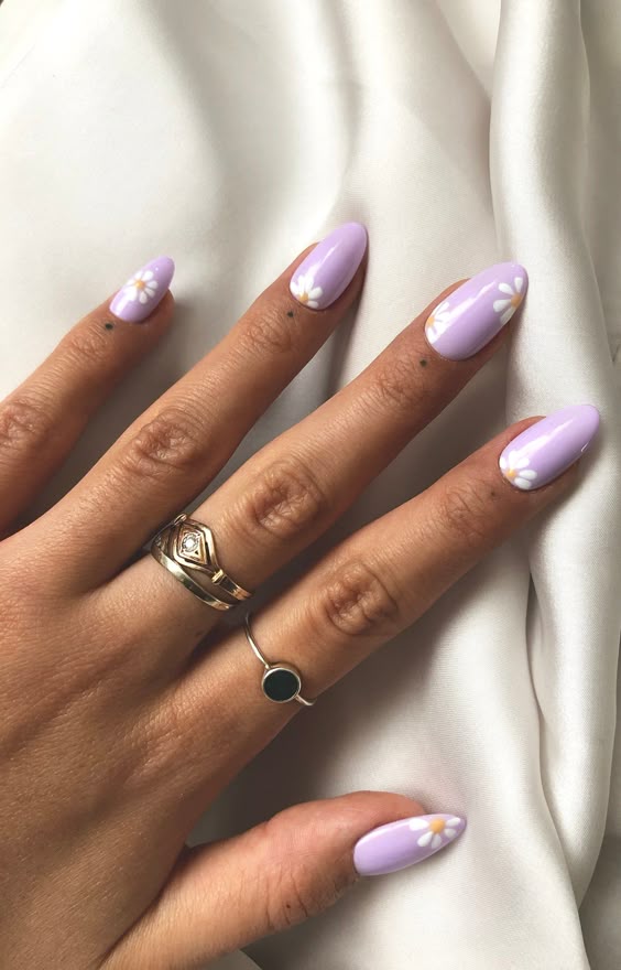 Lilac nails with white daisy accents