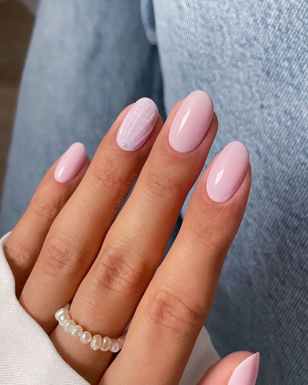 Light pink nails with plaid accent
