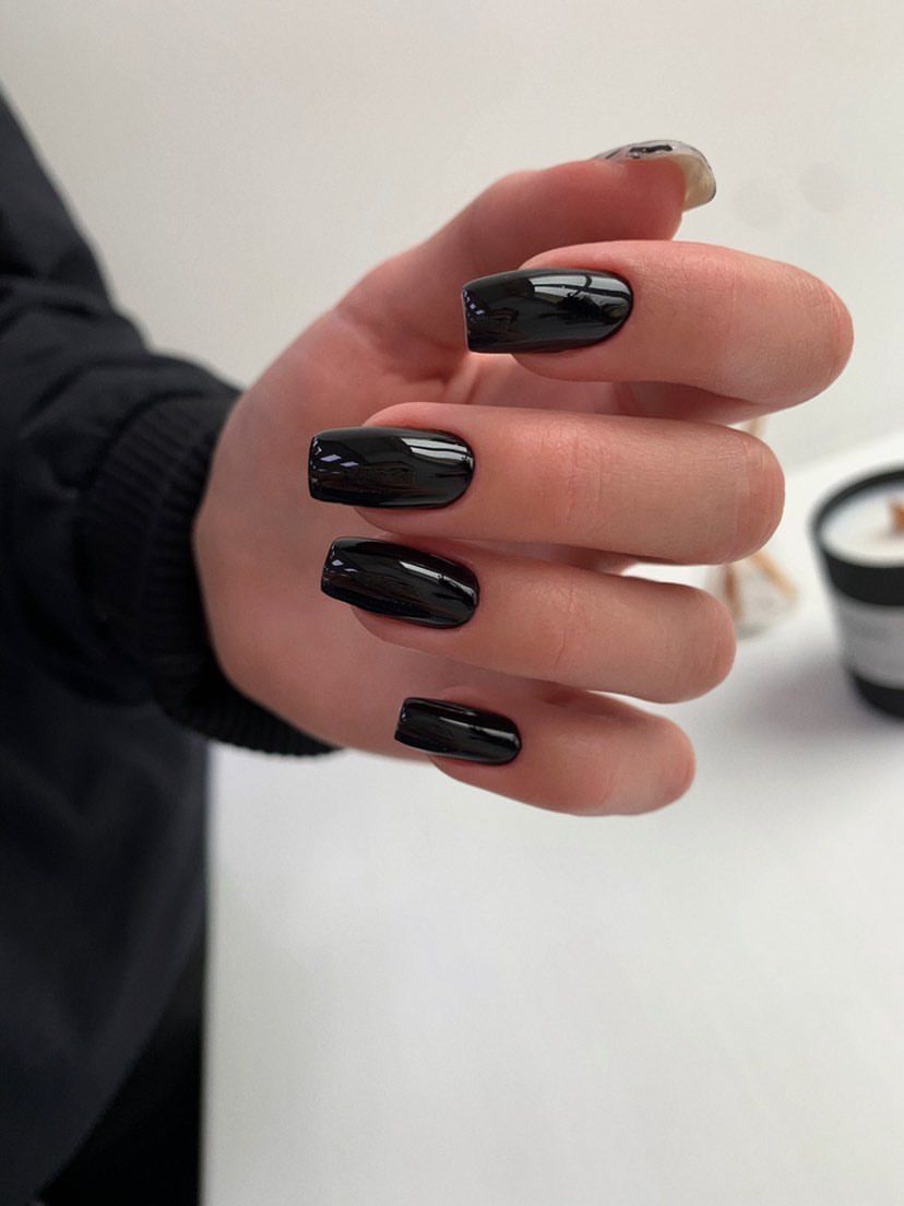 Trendy black and pink nails, black and nude nails, nails 2026 trends, short nail designs, gel, goth.