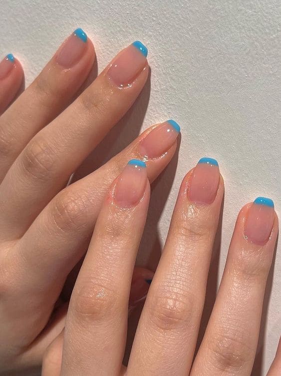 Blue nails with design, icy blue nails, chrome nails ideas, cat eye square style