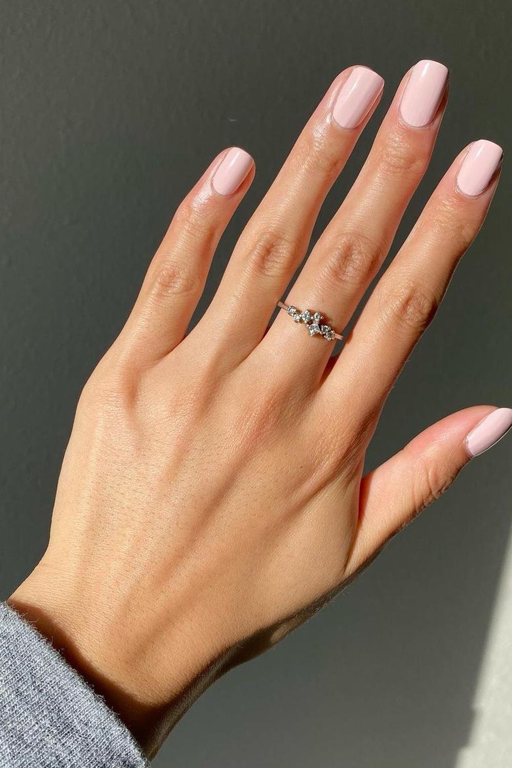 Classy 4th of july nails, golden nails designs classy, casual summer nails, fall nail inspo, sophisticated, almond natural.