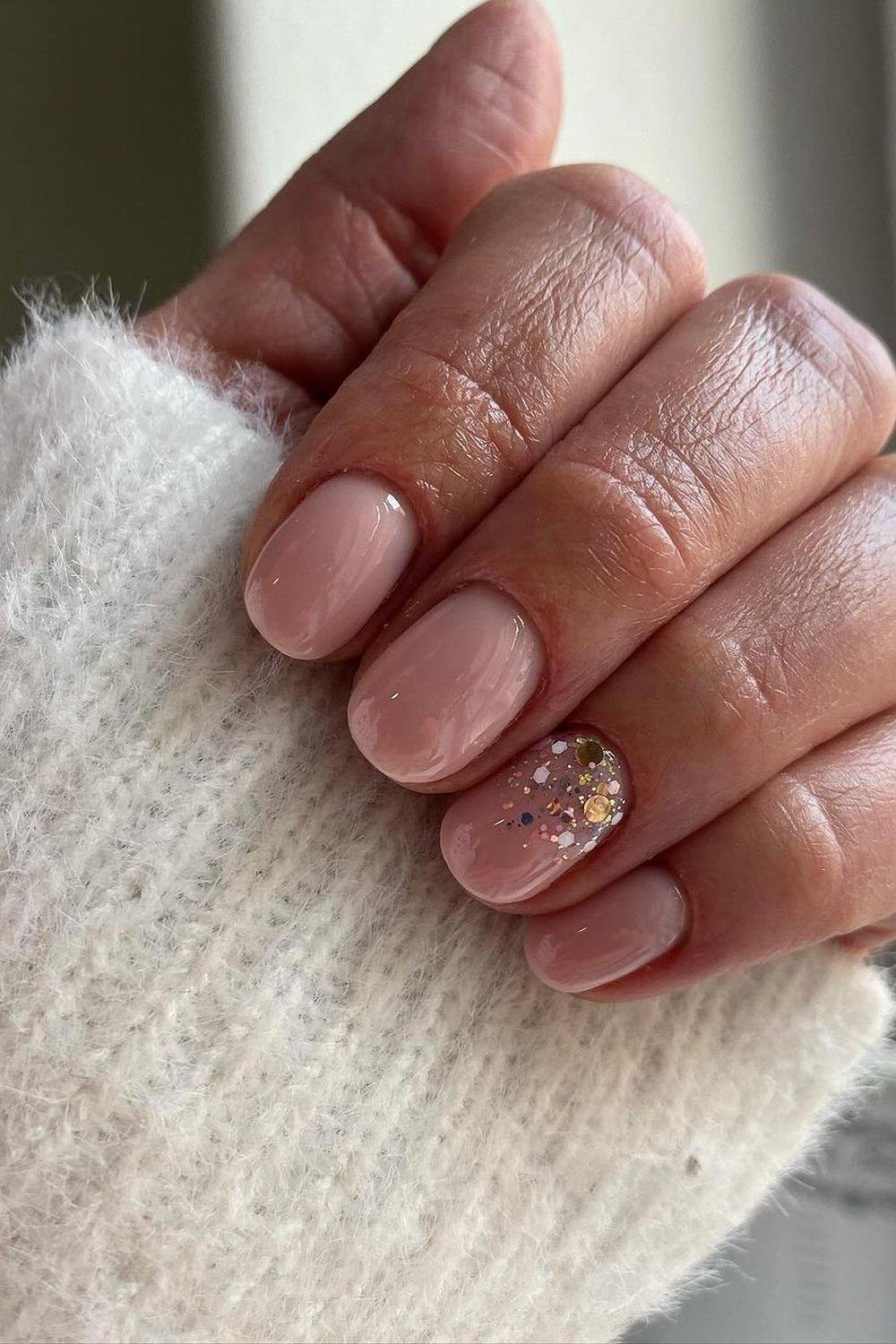 Classy chrome nails, almond shaped nails designs classy, simple chic nails, spring, fall short.