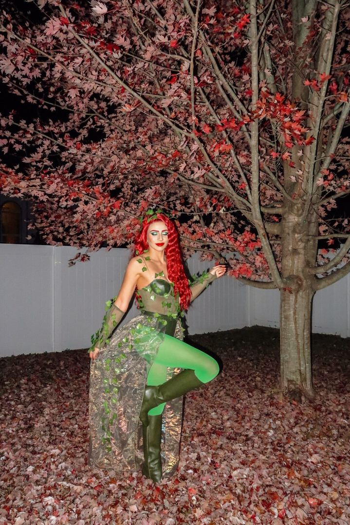 Unique couples halloween costume ideas scary with couples clown costumes theme.