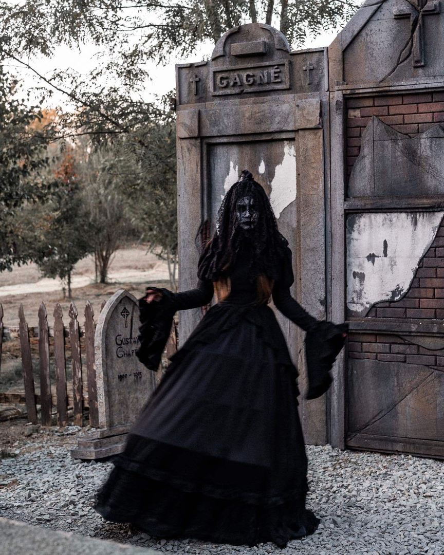 Simple couples halloween costume ideas for teen couples halloween costumes with easy execution.