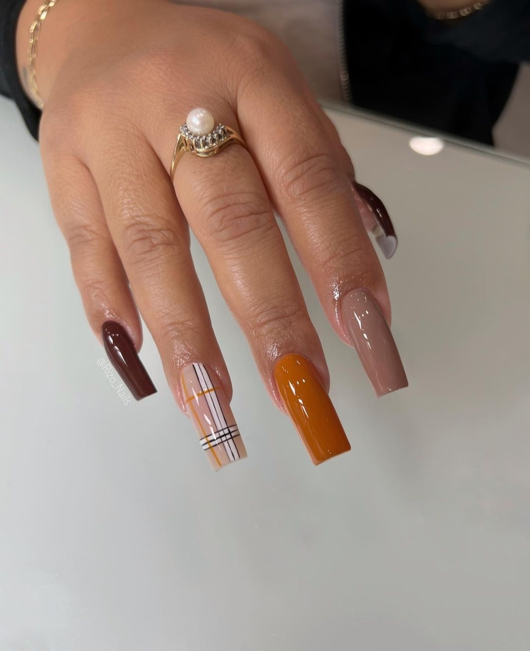 Cute easy fall nails with french tip nails with design for fall in short style.