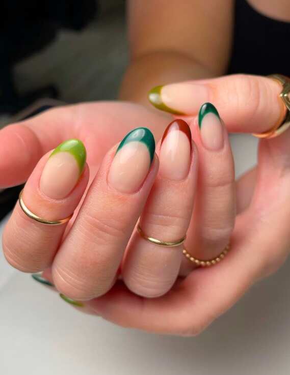 Classy fall nails short with fall nail art ideas in earthy colors.