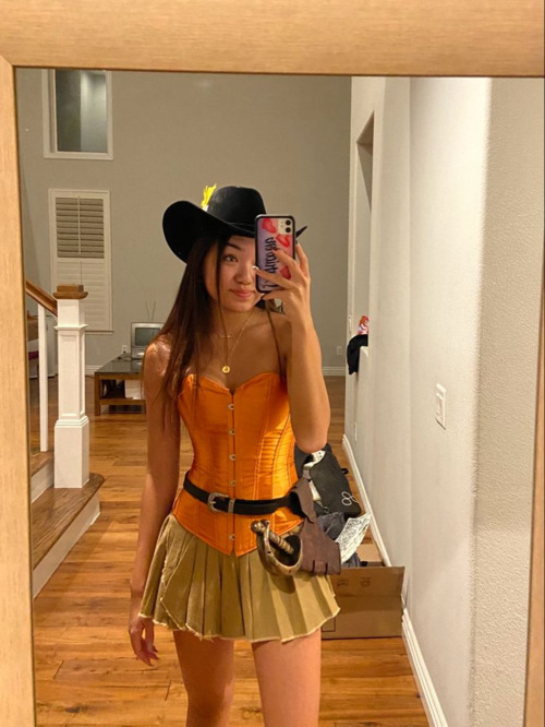 simple diy halloween costumes, cowgirl costume, stylish and bold