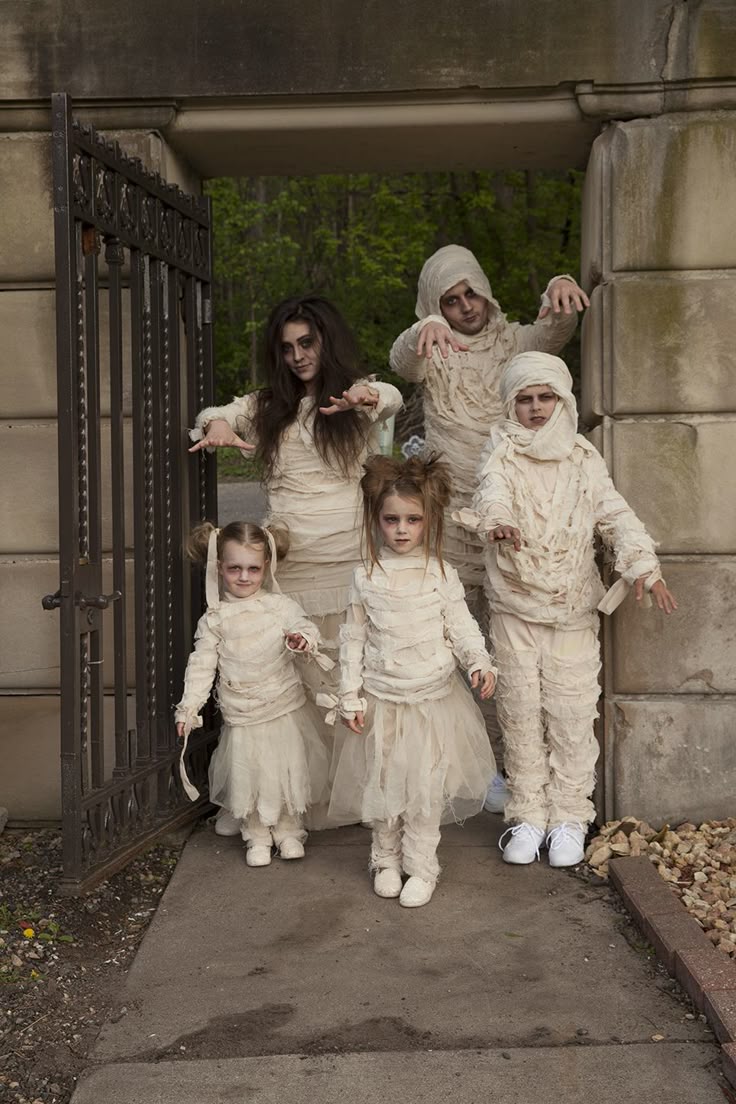 easy diy halloween costumes for couples, mummy family, spooky and cohesive