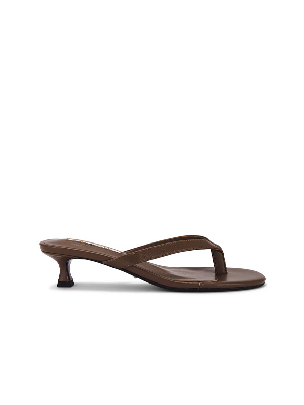 last minute couples costumes easy, relaxed sandals, comfortable and simple