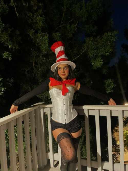 easy couples halloween costumes last minute, cat in the hat, playful and whimsical