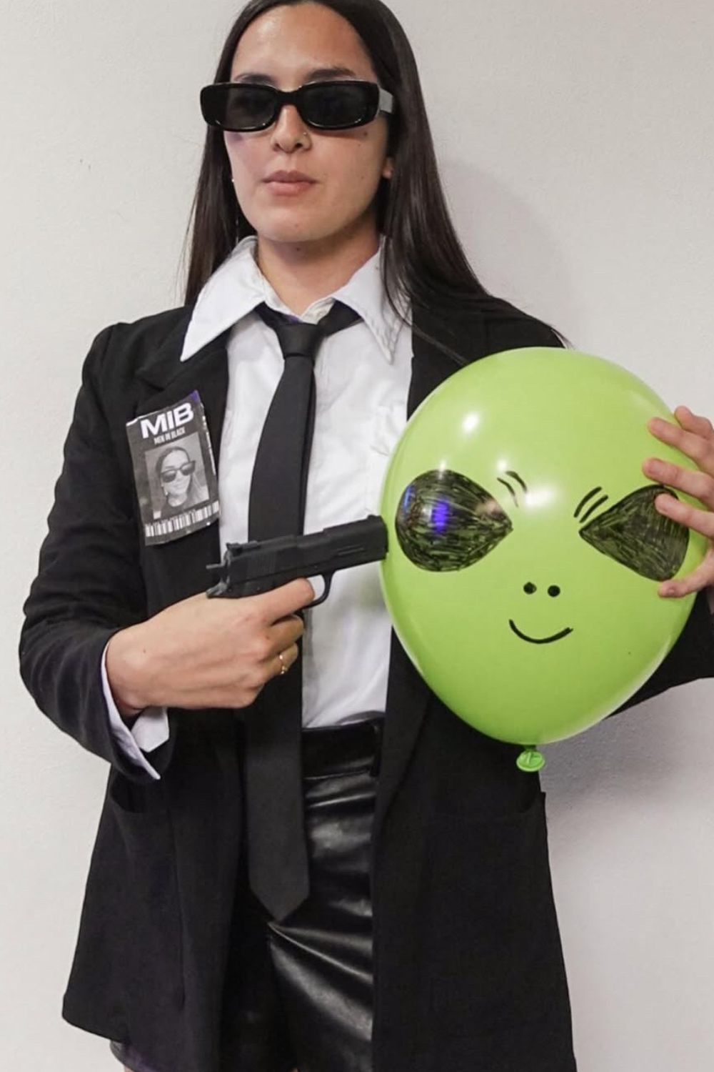 easy last minute halloween costumes, alien agent, sleek and futuristic
