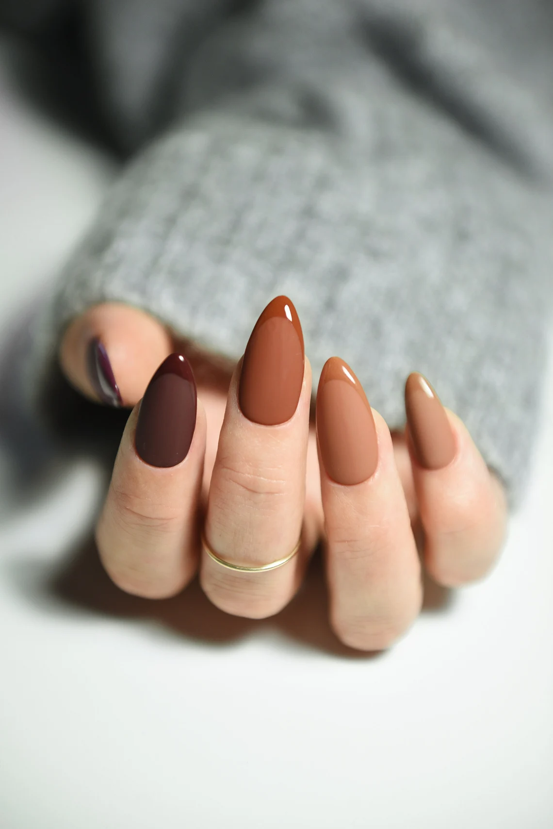 round acrylic nails fall, brown and nude acrylic nails, color