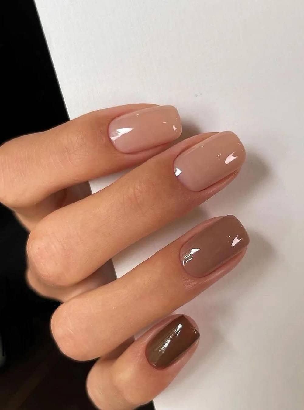 Neutral glossy nails for versatile wear