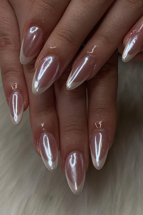 Pearly chrome nails with a glossy finish