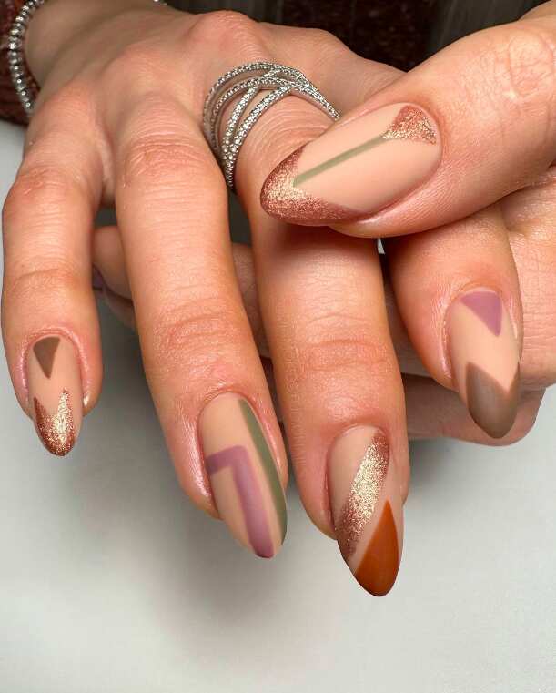 Nail ideas for fall with blue autumn nails and coffee brown nails design.