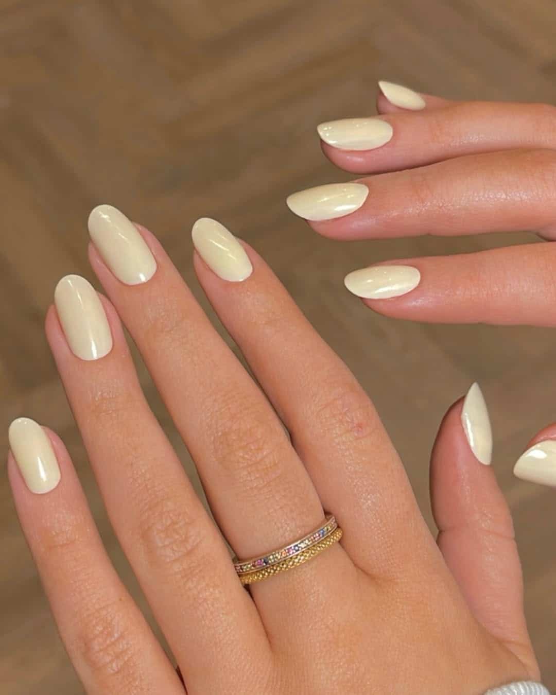 Early autumn nails with fall holiday nails in short style.