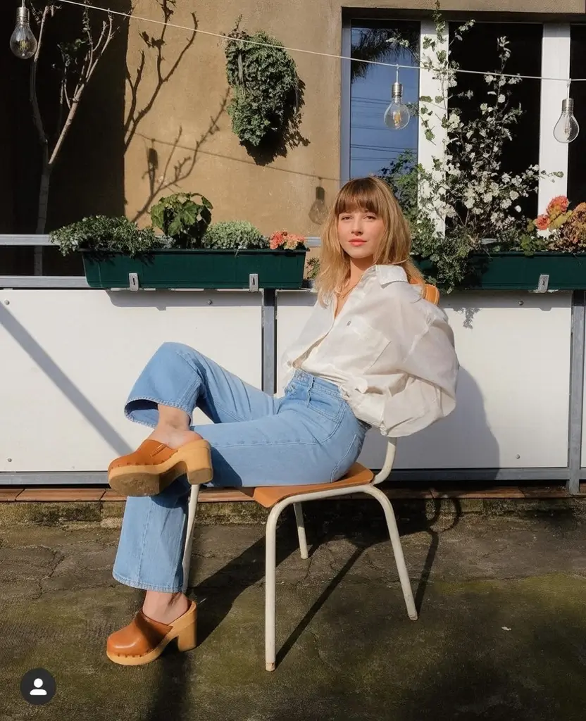 hot fall day outfit casual with jeans and clogs