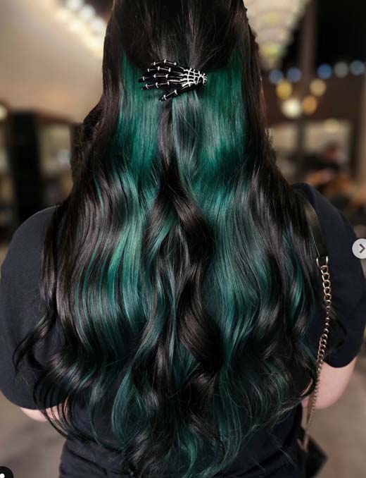 hair color ideas for black hair, long hair color ideas, chunky highlights, black hair with red highlights, latina, alt