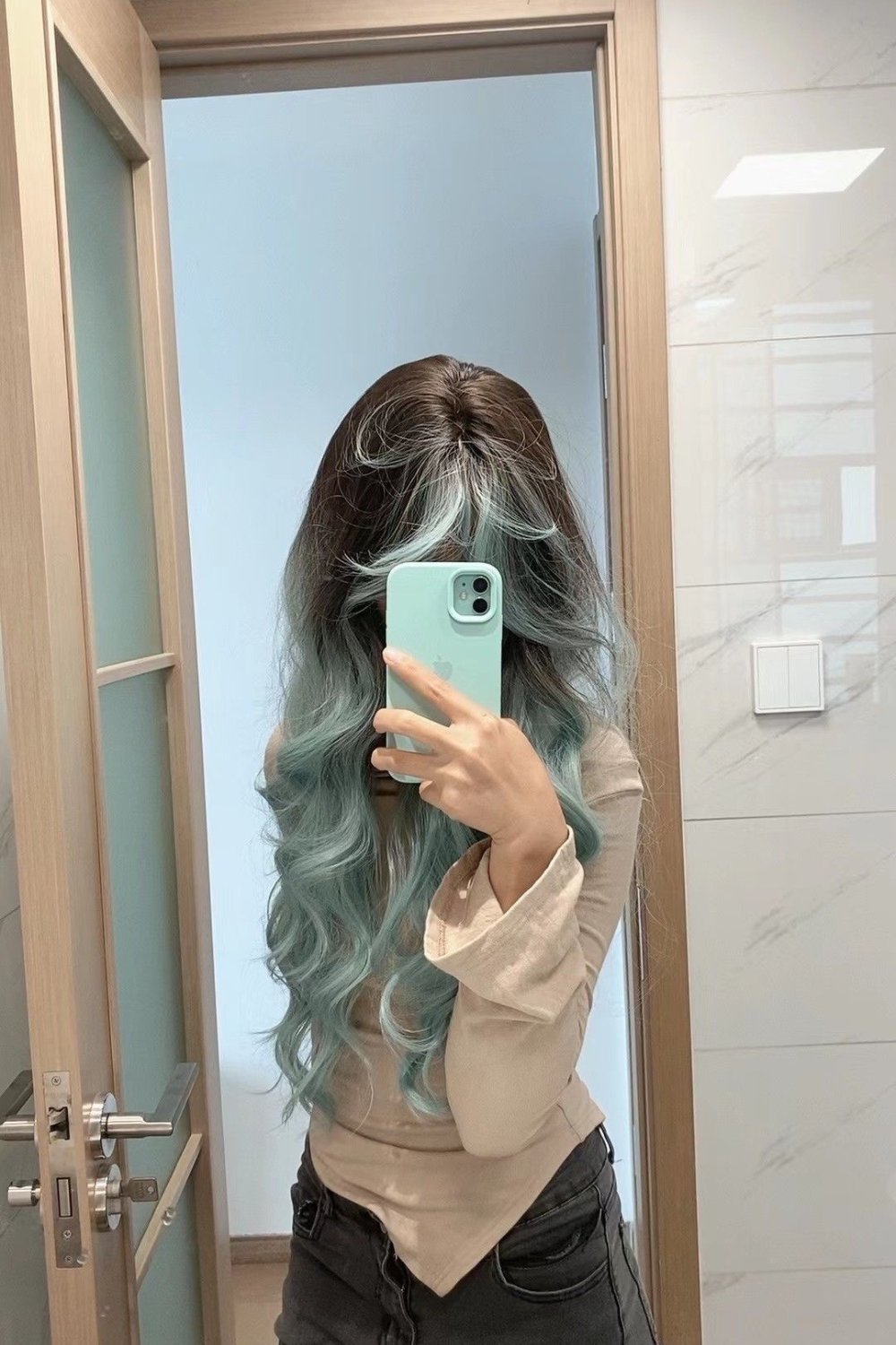 gray hair color ideas, hair color ideas for curly hair, blonde hair with lowlights, purple hair styles, brown skin, 2 toned