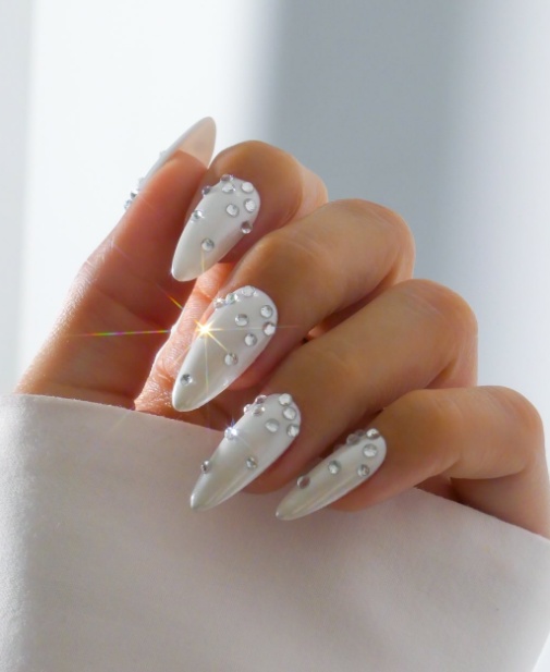 Milky white gel nails, milky white dip nails, pearl chrome nails, white stiletto nails design, opi