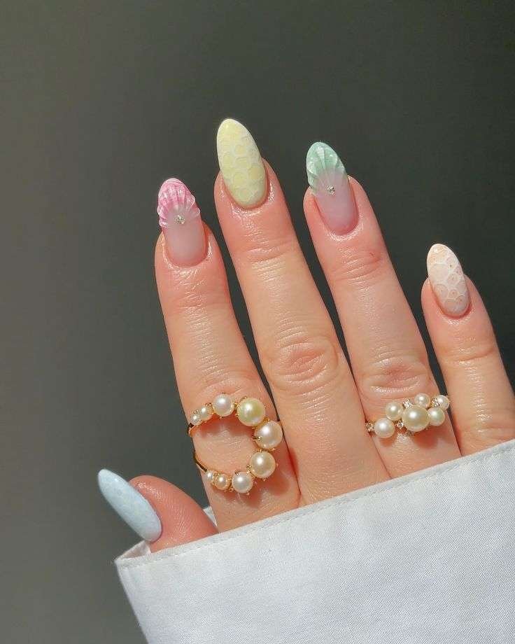 Inci tozu nail art with modelleri and black and red floral hippie ideas.