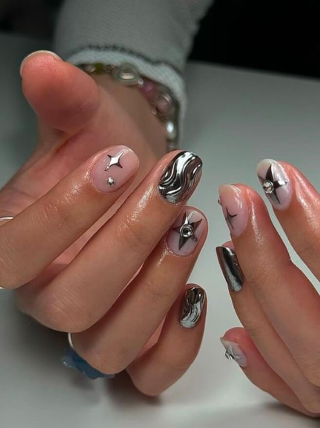 Short brown nails ideas with gel manicure ideas for short nails. Extremely short nails with black French tip nails with design and color.