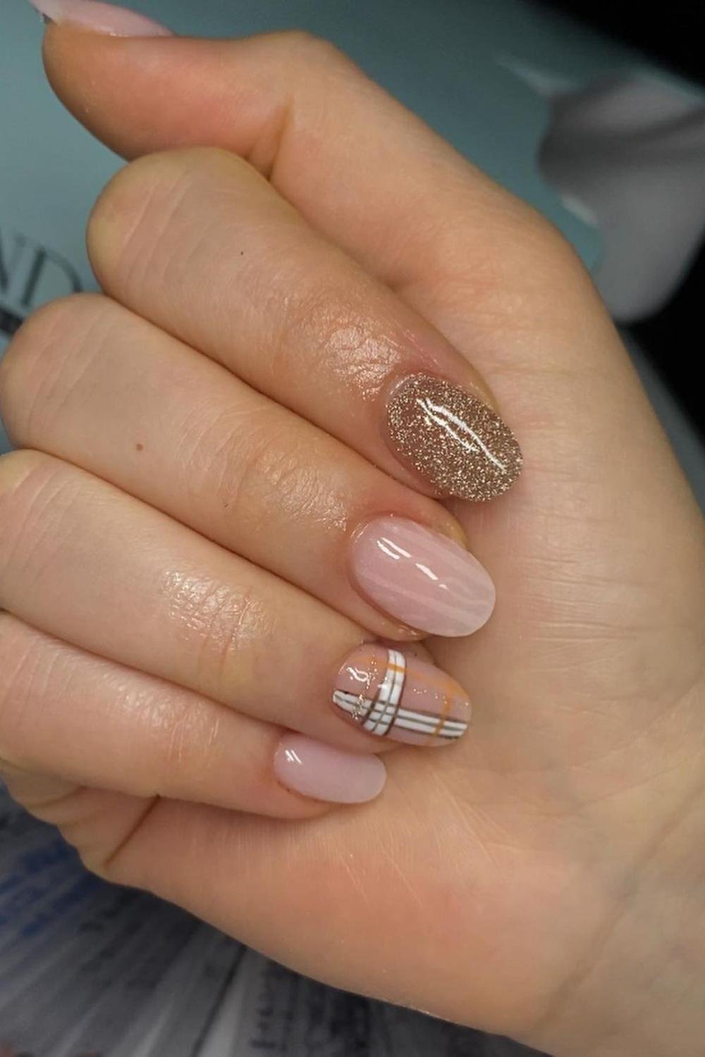 Nude gel nails in nails nude cortas with beige chrome and rhinestones for brown skin.