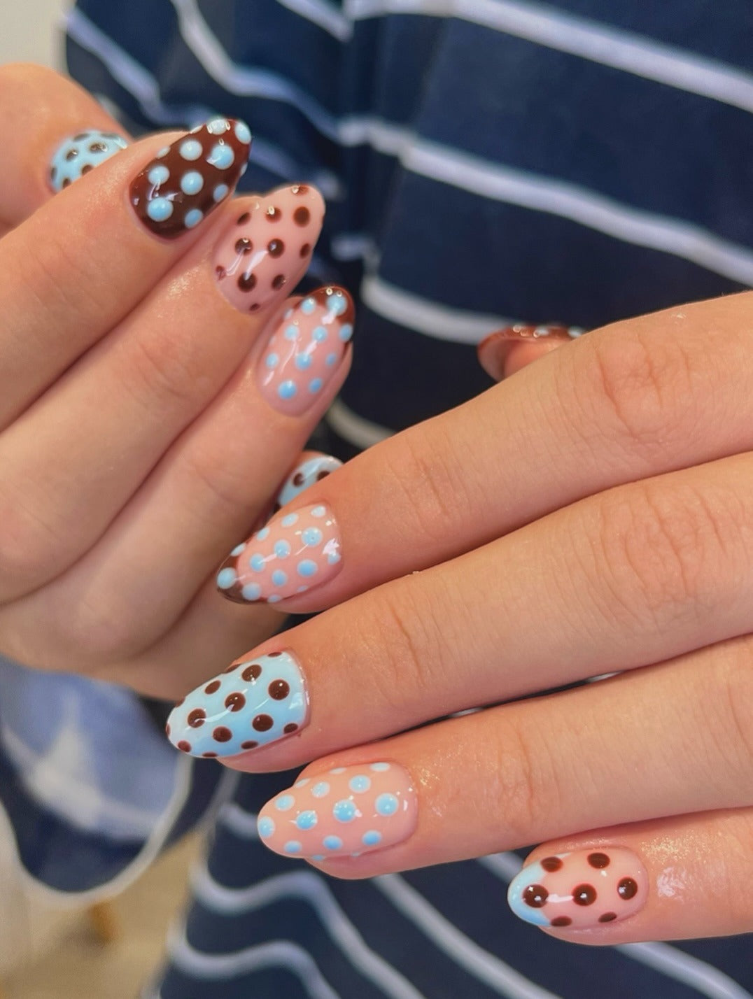 cute polka dot nails, black polka dot french tip nails, cateyes nails design, brown, black white