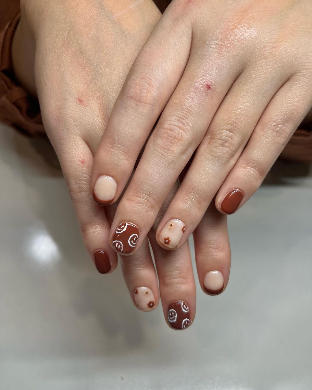 fall nails short nails, short brown nails ideas, square acrylic design