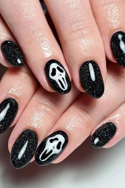 simple halloween nails inspiration look 1