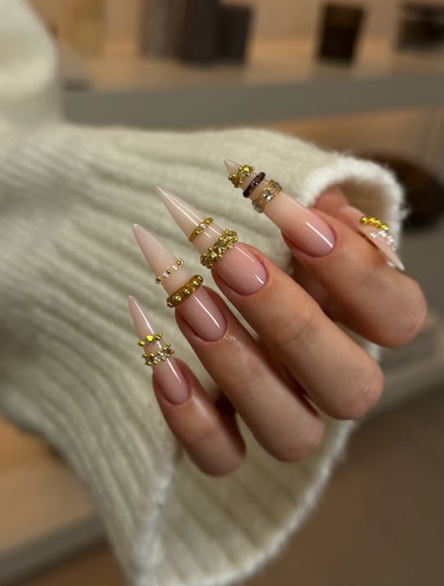 Nude stiletto nails, white stiletto nails design, stiletto nail design ideas, pink and white stiletto nails, green