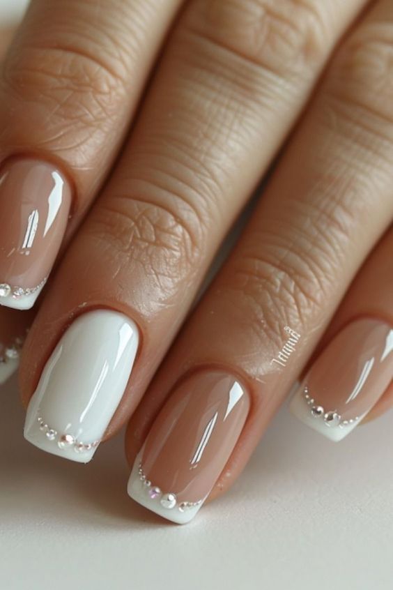 Pink wedding nails with cute wedding nails style, ideal for uñas para boda novia, short and elegant for a wedding.