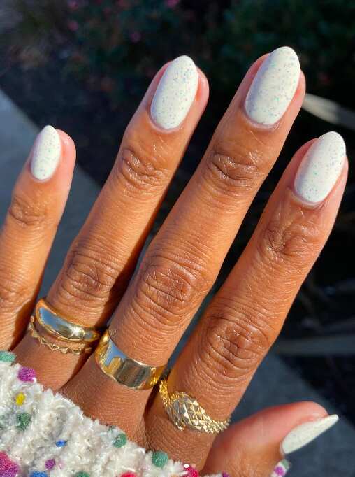 white nails inspiration look 1