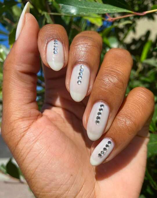 Milk white nails with pearl white chrome nails design, graduation nails, chrome, with glitter.
