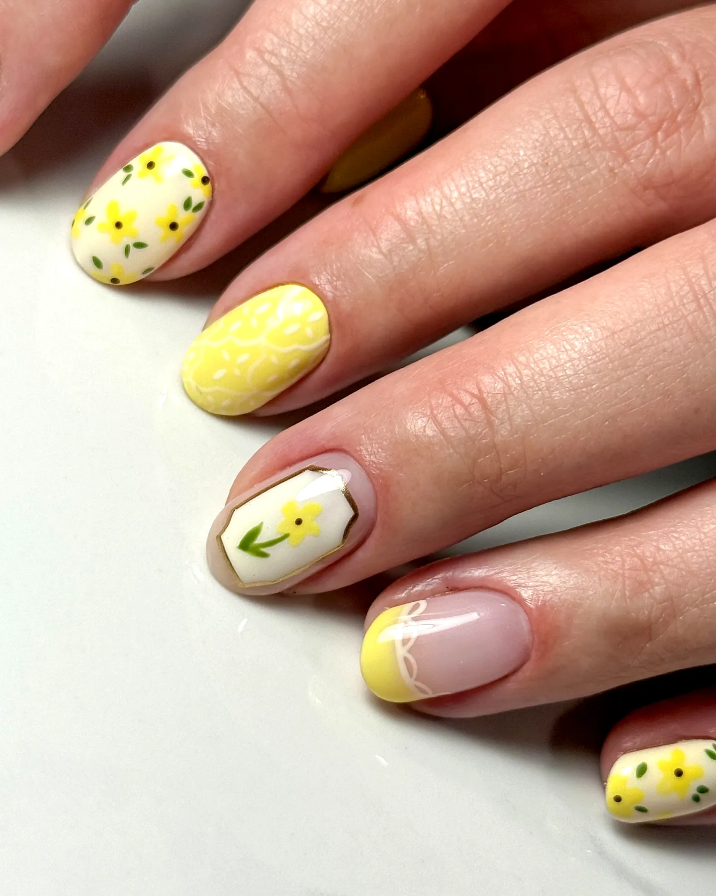 yellow nails inspiration look 1