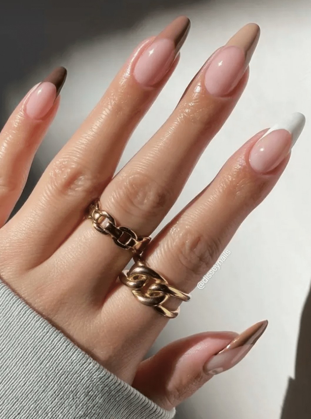 Neutral ombre nails with almond shape
