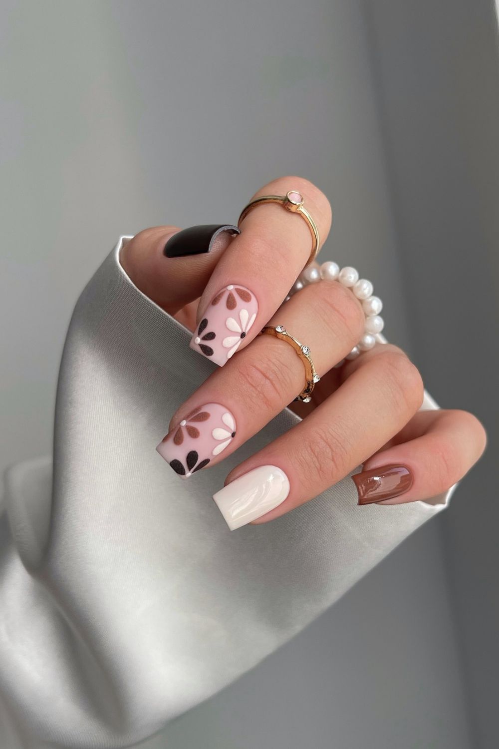 Floral and neutral nails with square shape