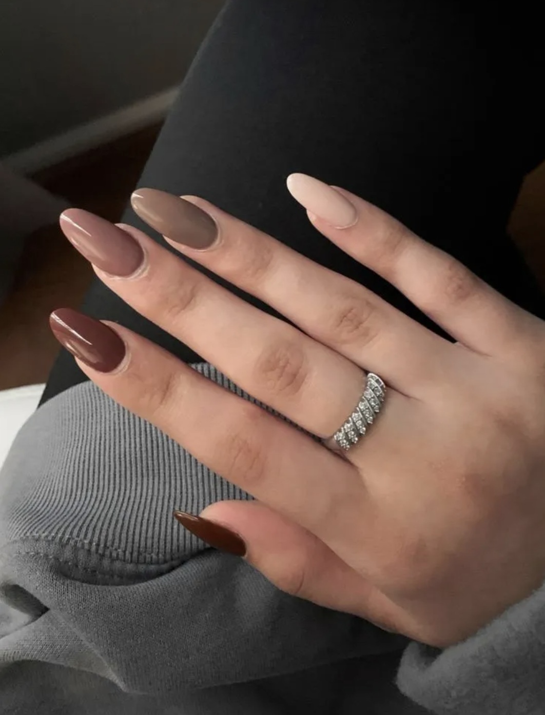 Neutral multitone nails with almond shape