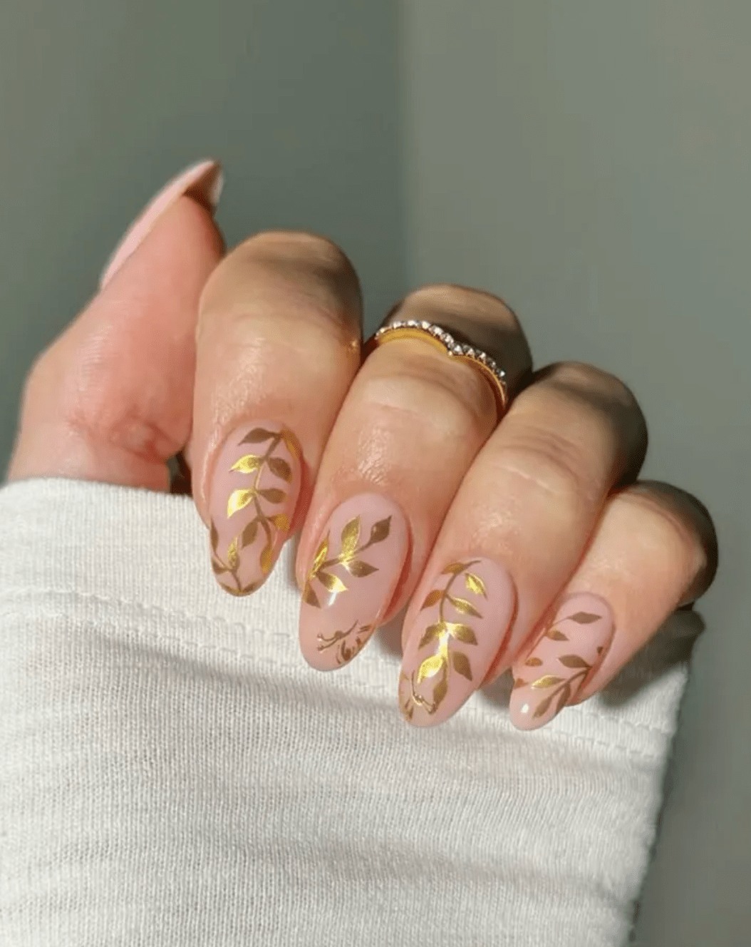 Nude nails with gold leaf design