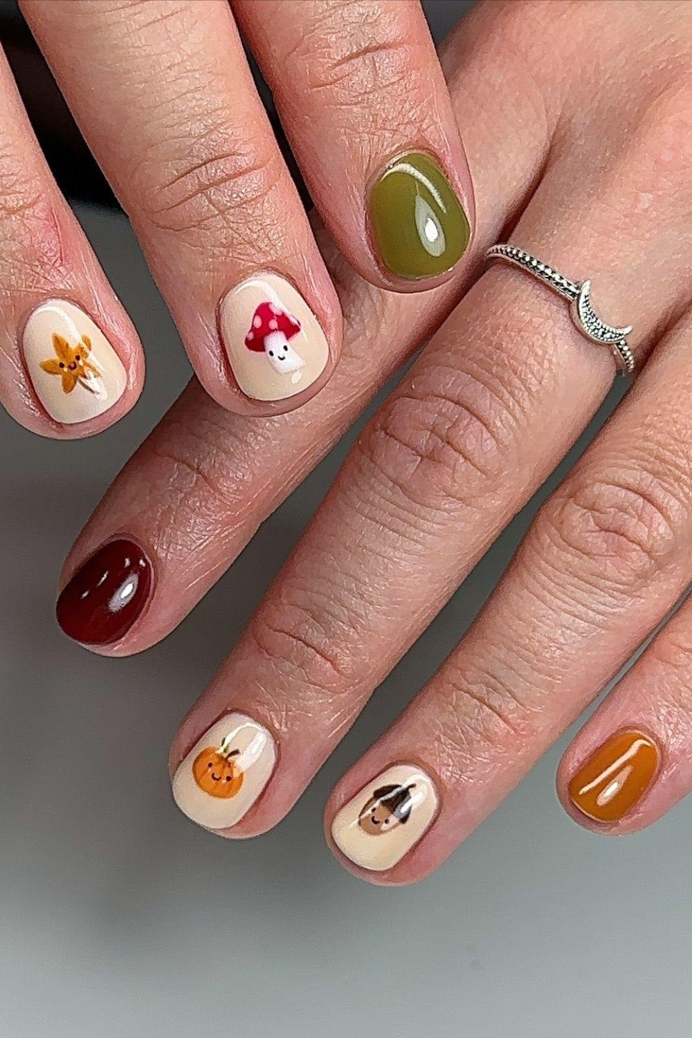 Short nails with autumn-themed motifs