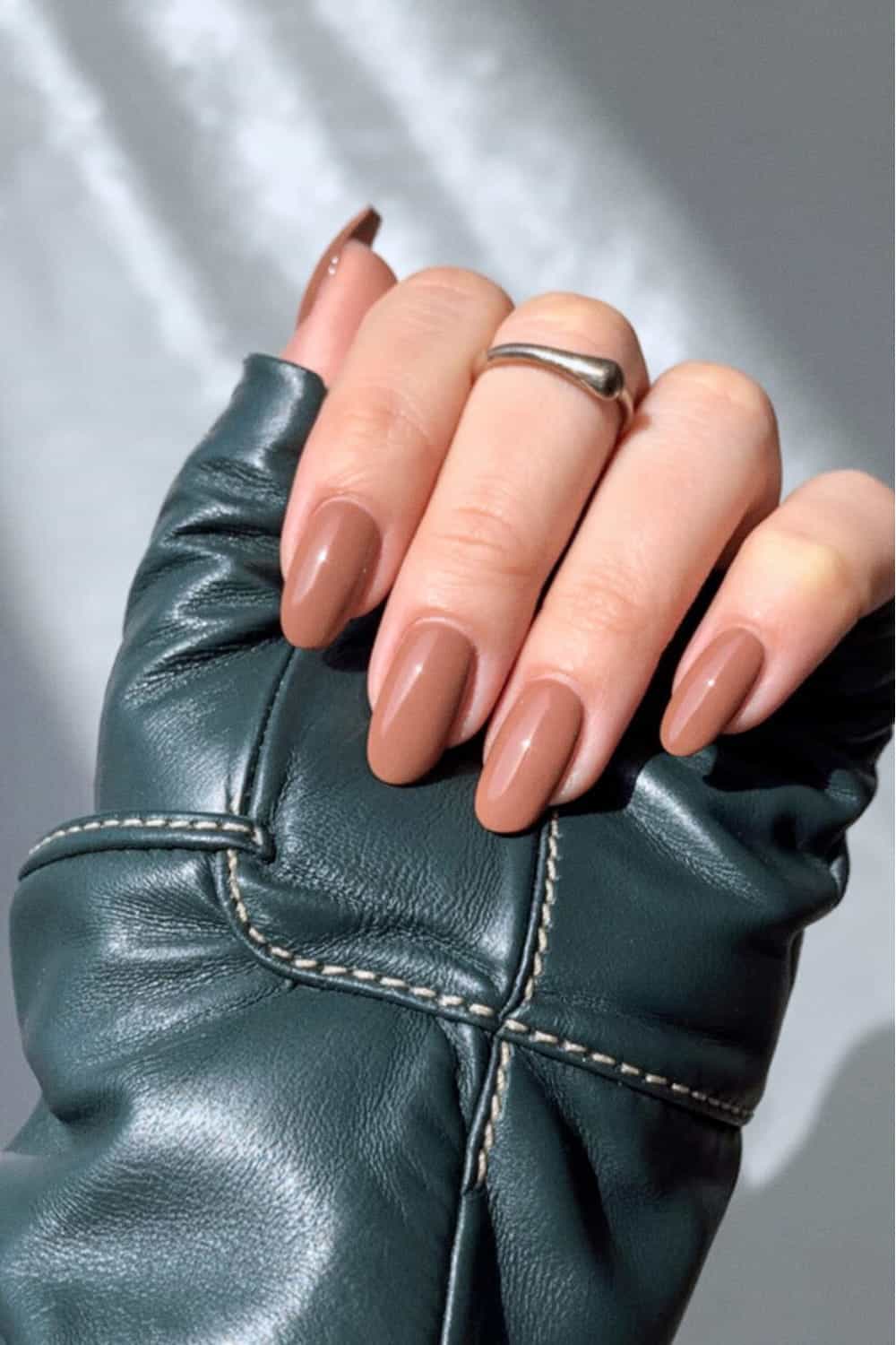 Classic cocoa nails, elegant autumn design