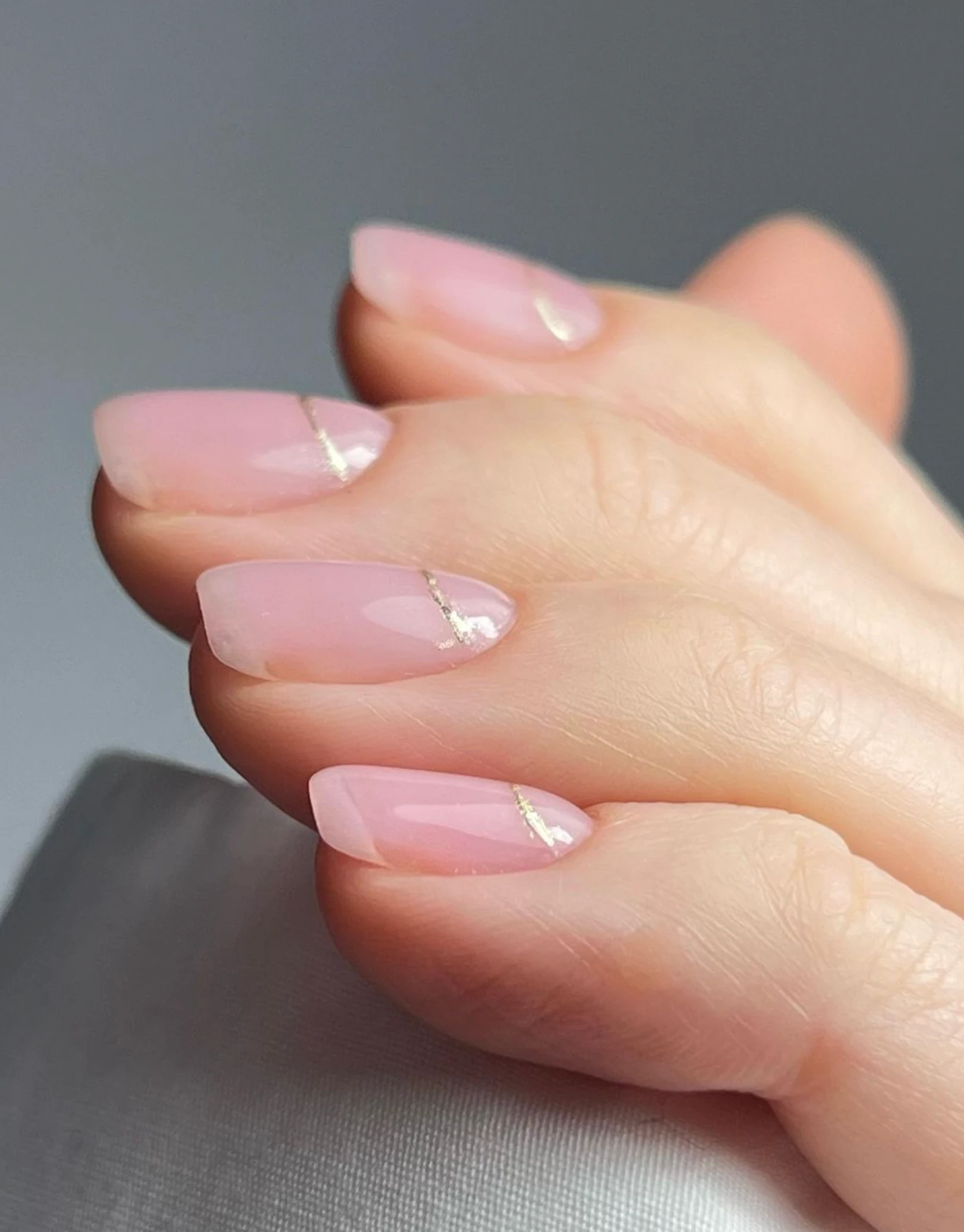 Pink nails with gold accents, elegant autumn style