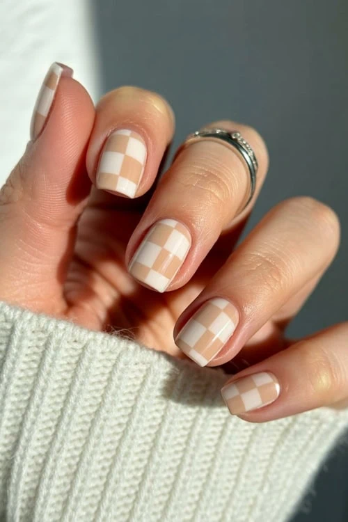 Neutral checkerboard nails in short square shape