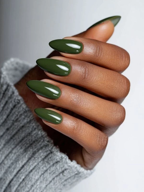 Glossy forest green almond nails, chic fall look