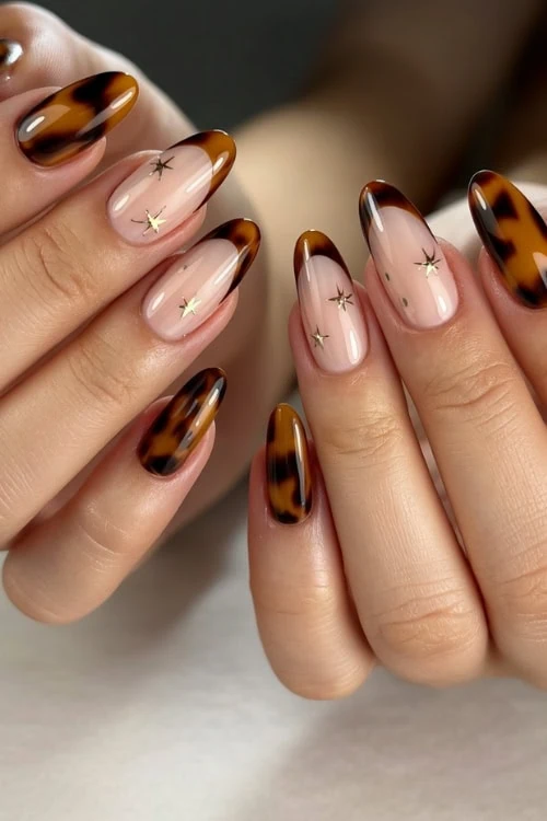 Tortoiseshell nails with star accents, stylish autumn design