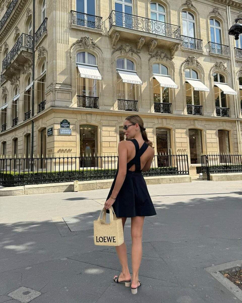 Casual black dress with open back for city walk