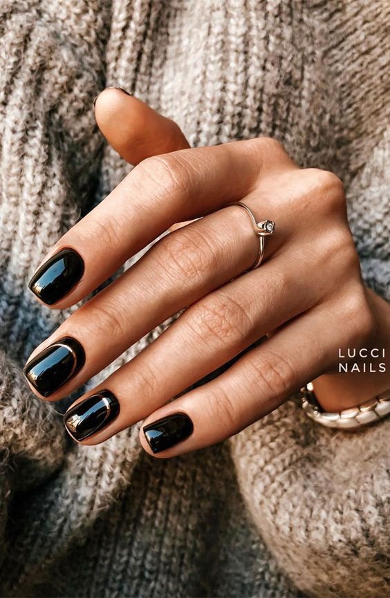 Glossy black nails with gold outline